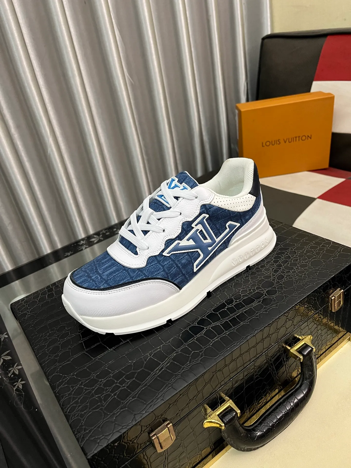 Men's shoes 💰458⌚️⌚️[Louis Vuitton LV] Dad shoes are popular casual sports shoes with outsole, breathable and comfortable, easy to walk, trendy men's versatile fly woven epoxy with ➕leather lining➕Gucci's popular original outsole, sports and running style, super comfortable. Size 38-443️⃣Colors available